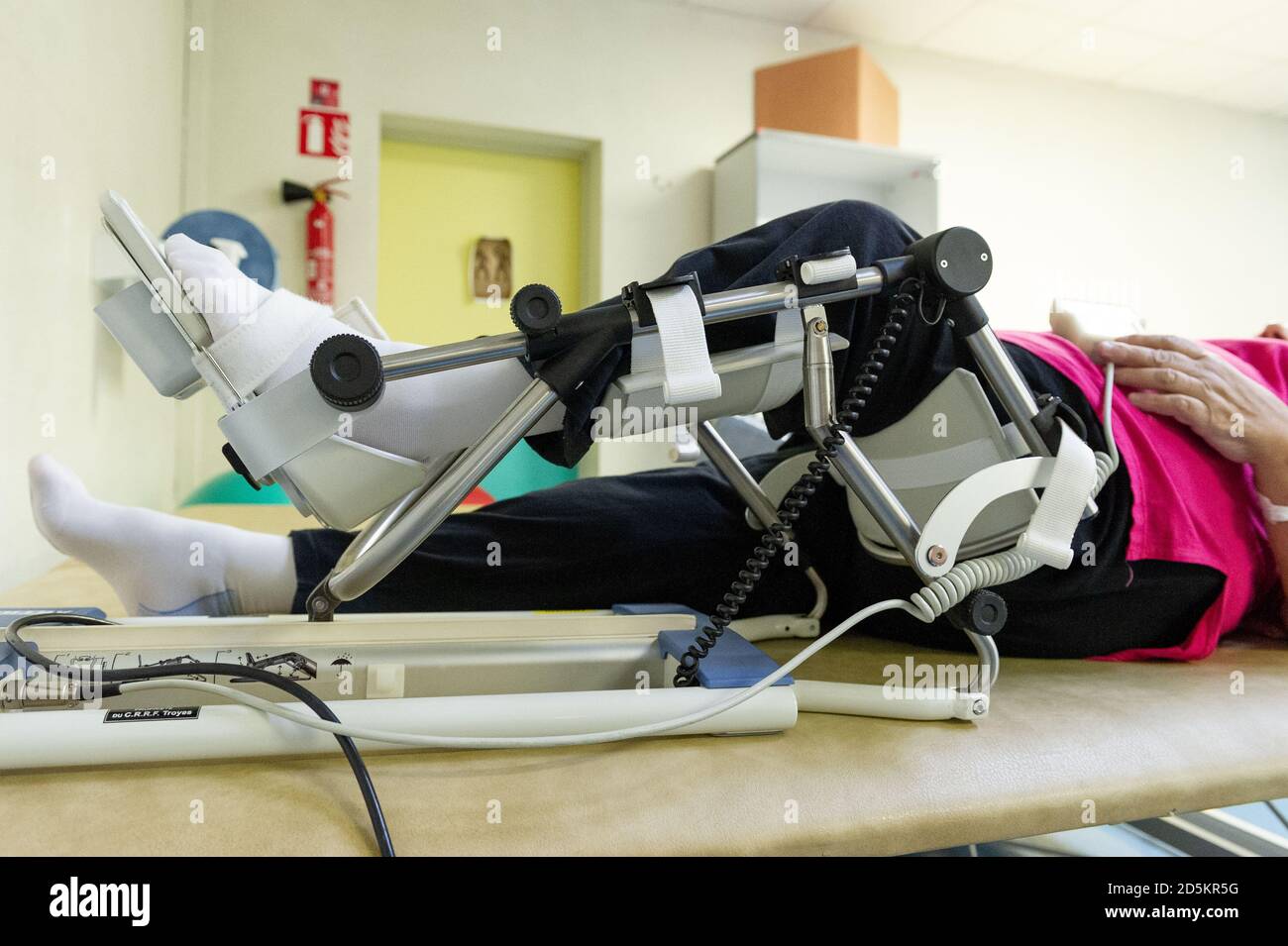 Troyes (Nordostfrankreich), 18. November 2016: Generisches Bild der posttraumatischen Rehabilitation in einem spezialisierten Zentrum. Rehabilitation nach dem Knie Stockfoto