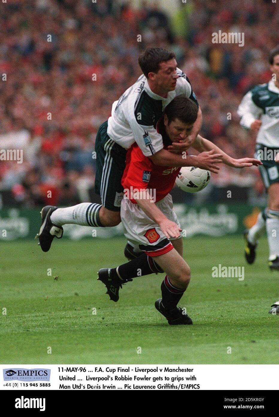 Liverpools Robbie Fowler greift Denis von Manchester United an Irwin Stockfoto