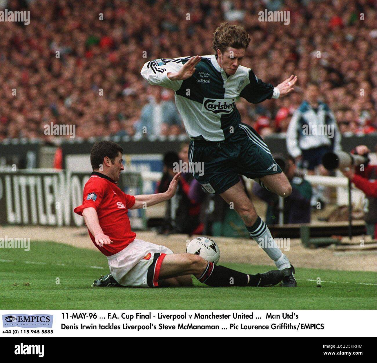 11-MAI-96 ... F.A. Pokalfinale - Liverpool gegen Manchester United ... Denis Irwin von Manchester United bekämpft Liverpools Steve McManaman Stockfoto