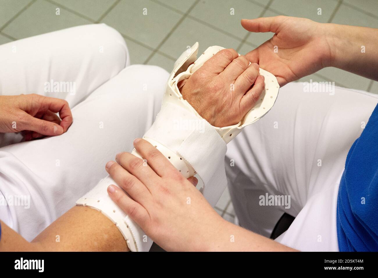 Troyes (Nordostfrankreich), 18. November 2016: Generisches Bild der posttraumatischen Rehabilitation in einem spezialisierten Zentrum. Physiotherapeut manipulati Stockfoto