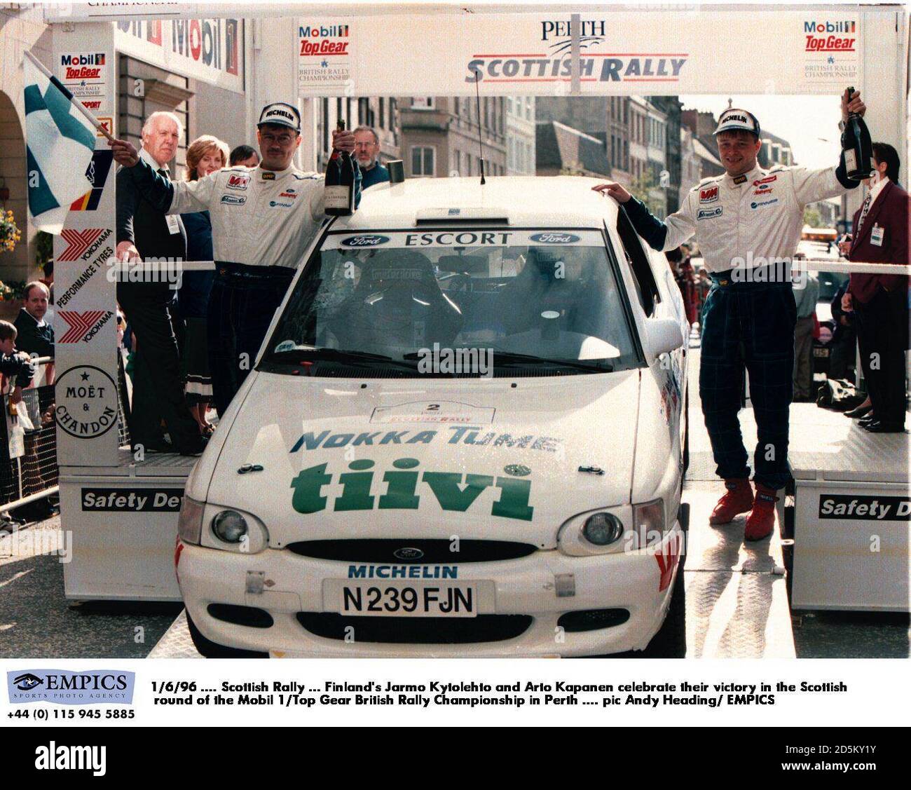 1/6/96 .... Schottische Rallye ... Die Finnen Jarmo Kytolehto und Arto Kapanen feiern ihren Sieg in der schottischen Runde der Mobil 1/Top Gear British Rally Championship in Perth Stockfoto