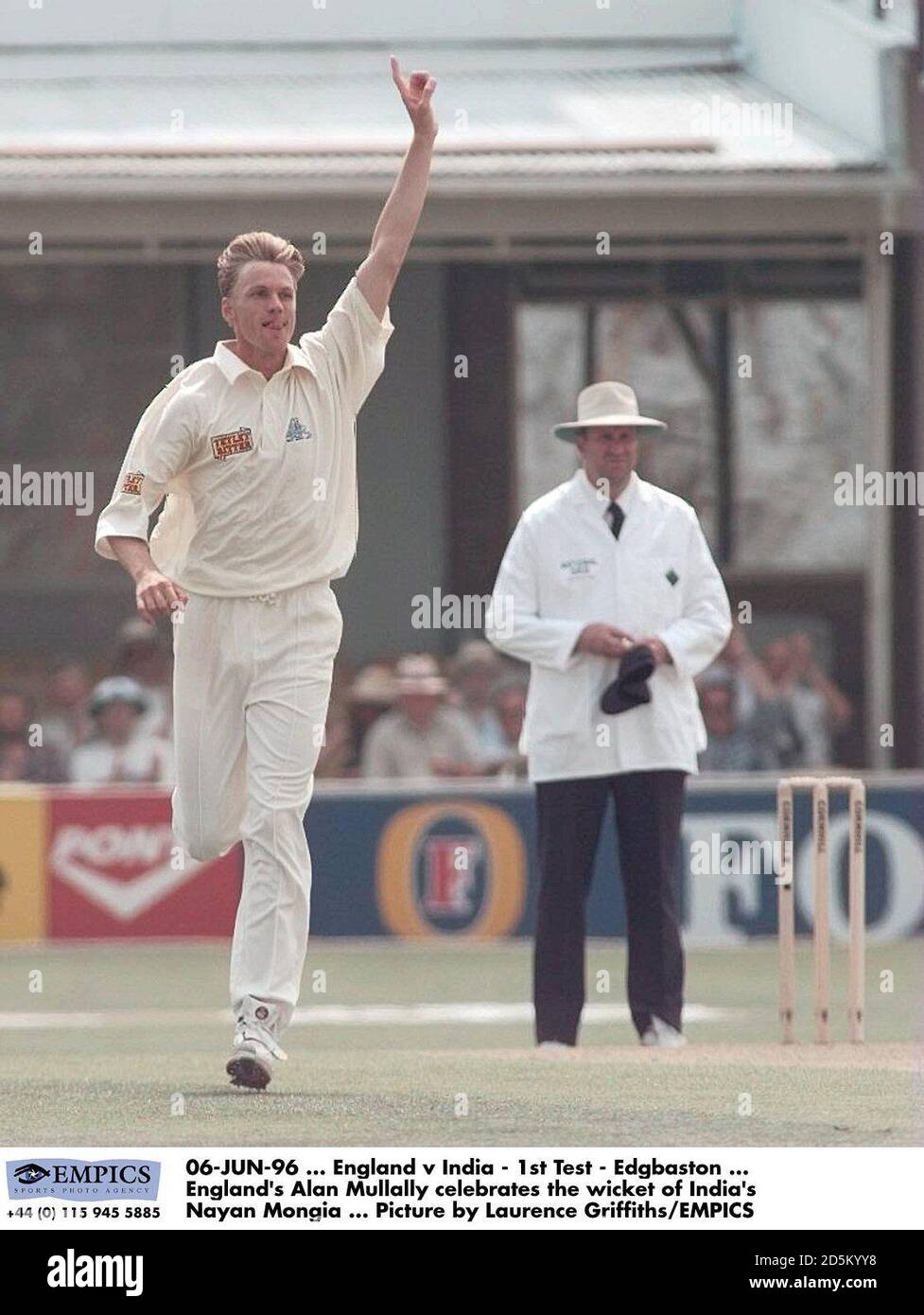 06-JUN-96 ... England gegen Indien - 1. Test - Edgbaston ... Englands Alan Mullally feiert das Wicket der indischen Nayan Mongia ... Bild von Laurence Griffiths/EMPICS Stockfoto