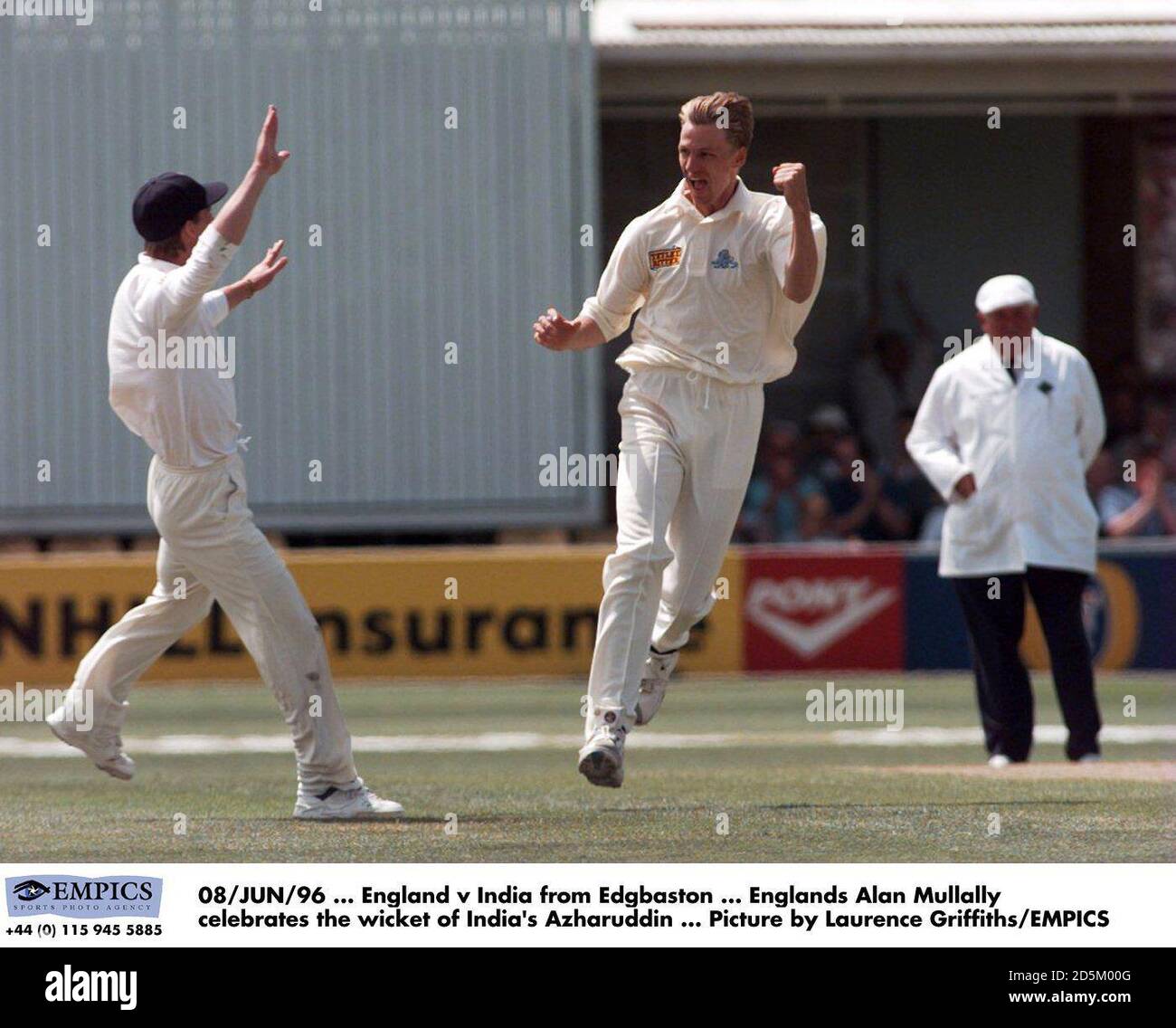 08/JUN/96 ... England gegen Indien von Edgbaston ... Englands Alan Mullally feiert das Wicket von Indiens Azharuddin ... Bild von Laurence Griffiths/EMPICS Stockfoto
