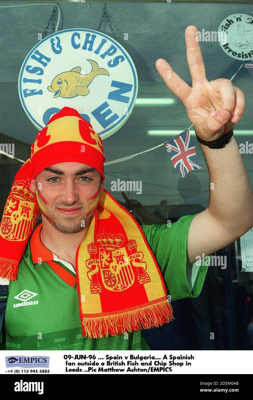 09-JUN-96 ... Spanien – Bulgarien. Ein spanischer Fan vor einem britischen Fish and Chip Shop in Leeds Stockfoto