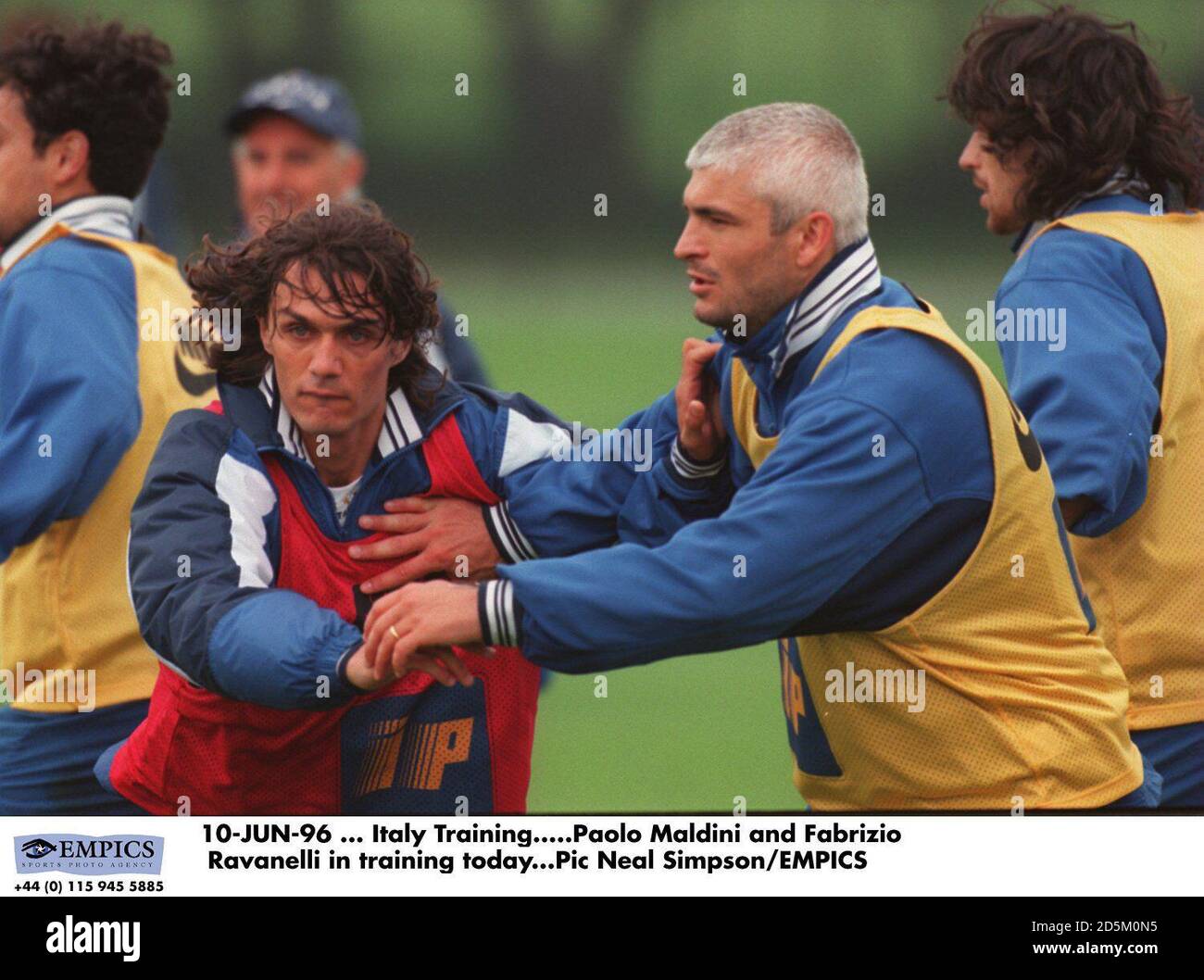 10-JUN-96 ... Schulungen In Italien. Paolo Maldini und Fabrizio Ravanelli in der Ausbildung heute Stockfoto