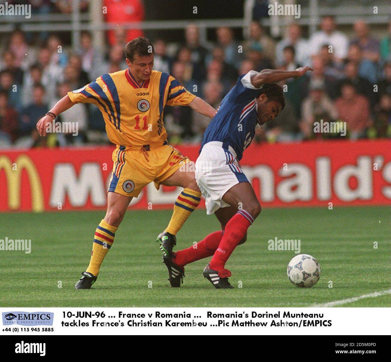 10-JUN-96 ... Frankreich gegen Rumänien ... Rumäniens Dorinel Munteanu bekämpft Frankreichs Christian Karembeu Stockfoto