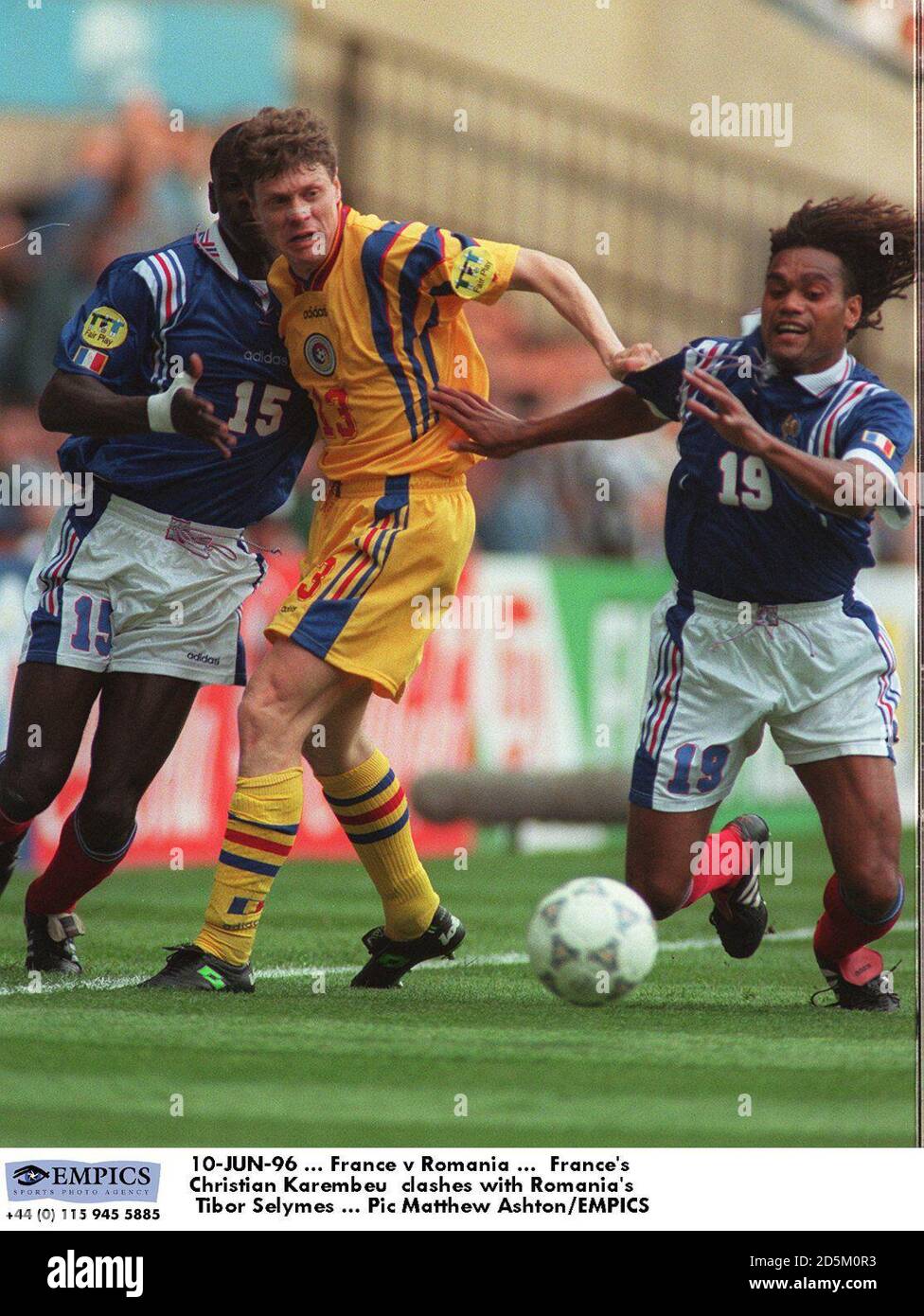 10-JUN-96 ... Frankreich gegen Rumänien ... Frankreichs Christian Karembeu stößt mit Rumäniens Tibor Selymes zusammen Stockfoto