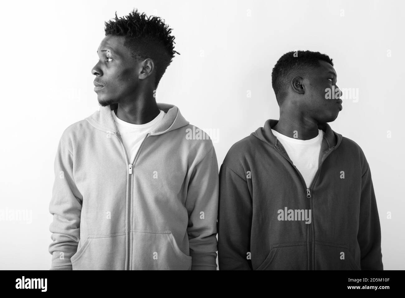 Profilansicht zweier junger afrikanischer Männer, die sich unterschiedlich anschauen Anweisungen Stockfoto