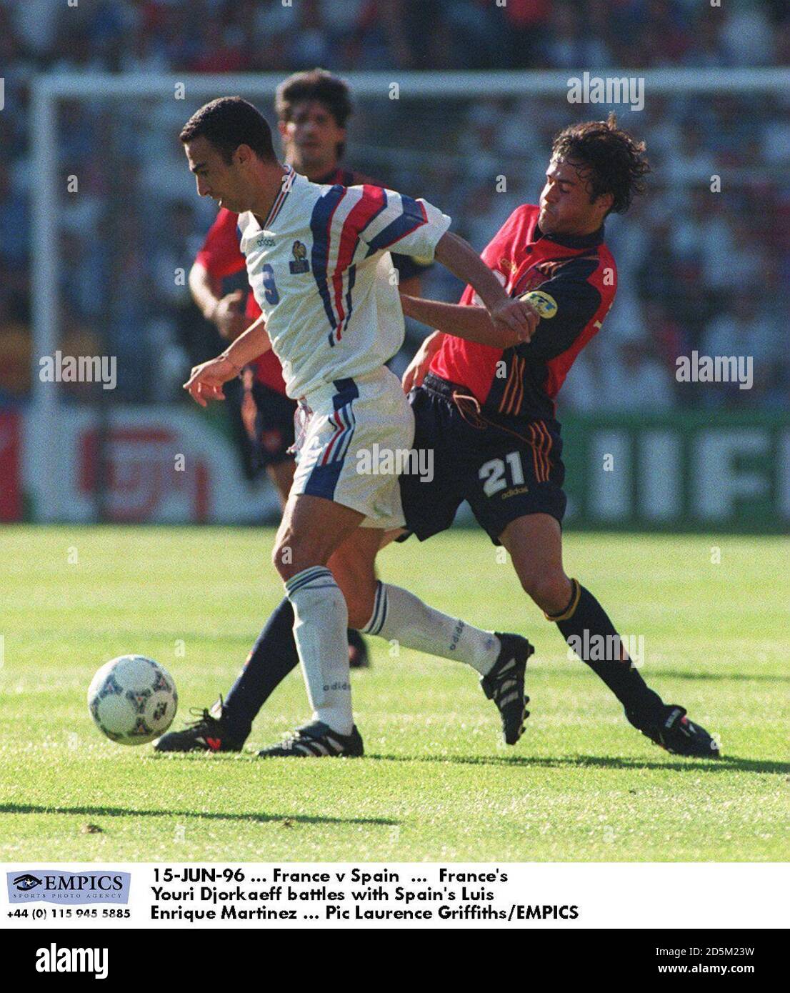 15-JUN-96 ... Frankreich gegen Spanien ... Frankreichs Youri Djorkaeff kämpft mit Spaniens Luis Enrique Martinez Stockfoto 15-JUN-96 ... Frankreich gegen Spanien ... Frankreichs Youri Djorkaeff kämpft mit Spaniens Luis Enrique Martinez Stockfoto