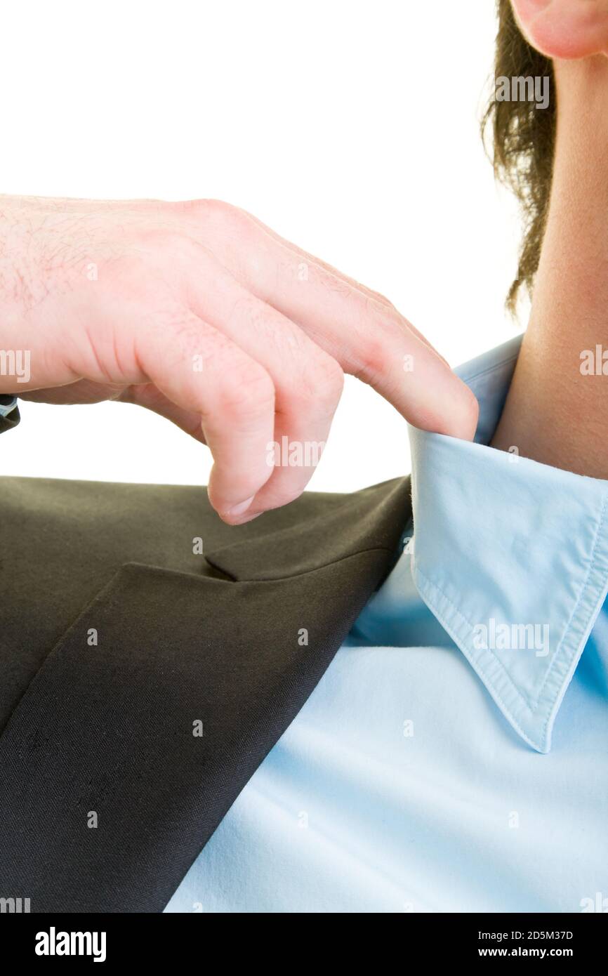 Der junge Mann in einem Anzug löst seinen Hemdkragen Stockfoto
