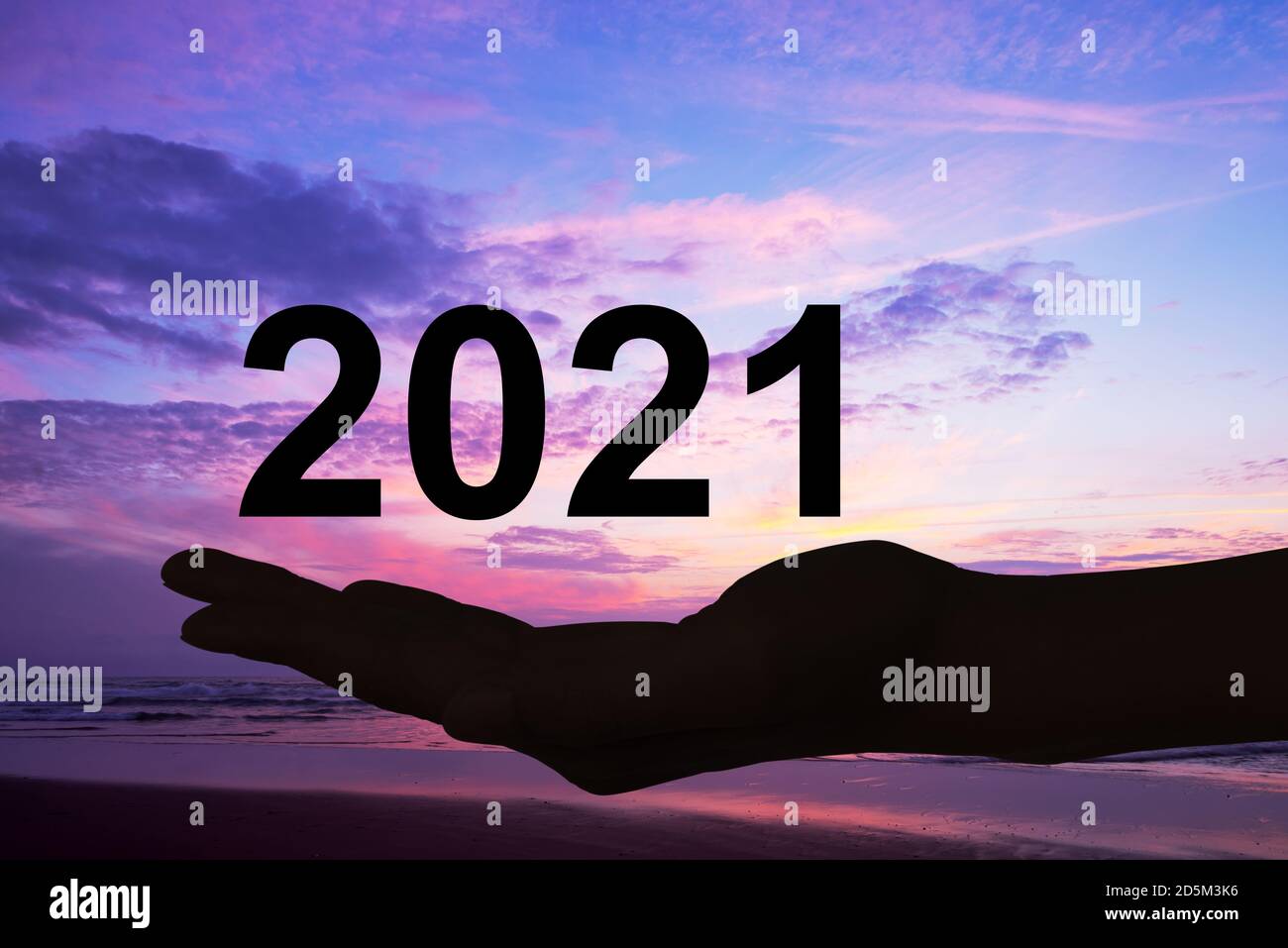 Hand bietet 2021 Zahlen, Strand Sonnenuntergang Hintergrund, Neujahr und Feiertage Grußkarte Stockfoto