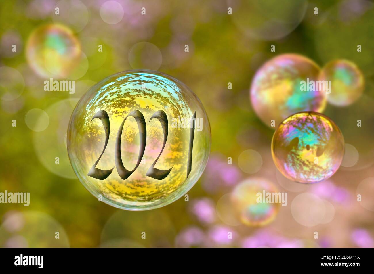 2021 Seifenblase auf grünem Naturhintergrund, Neujahr Grußkarte Stockfoto