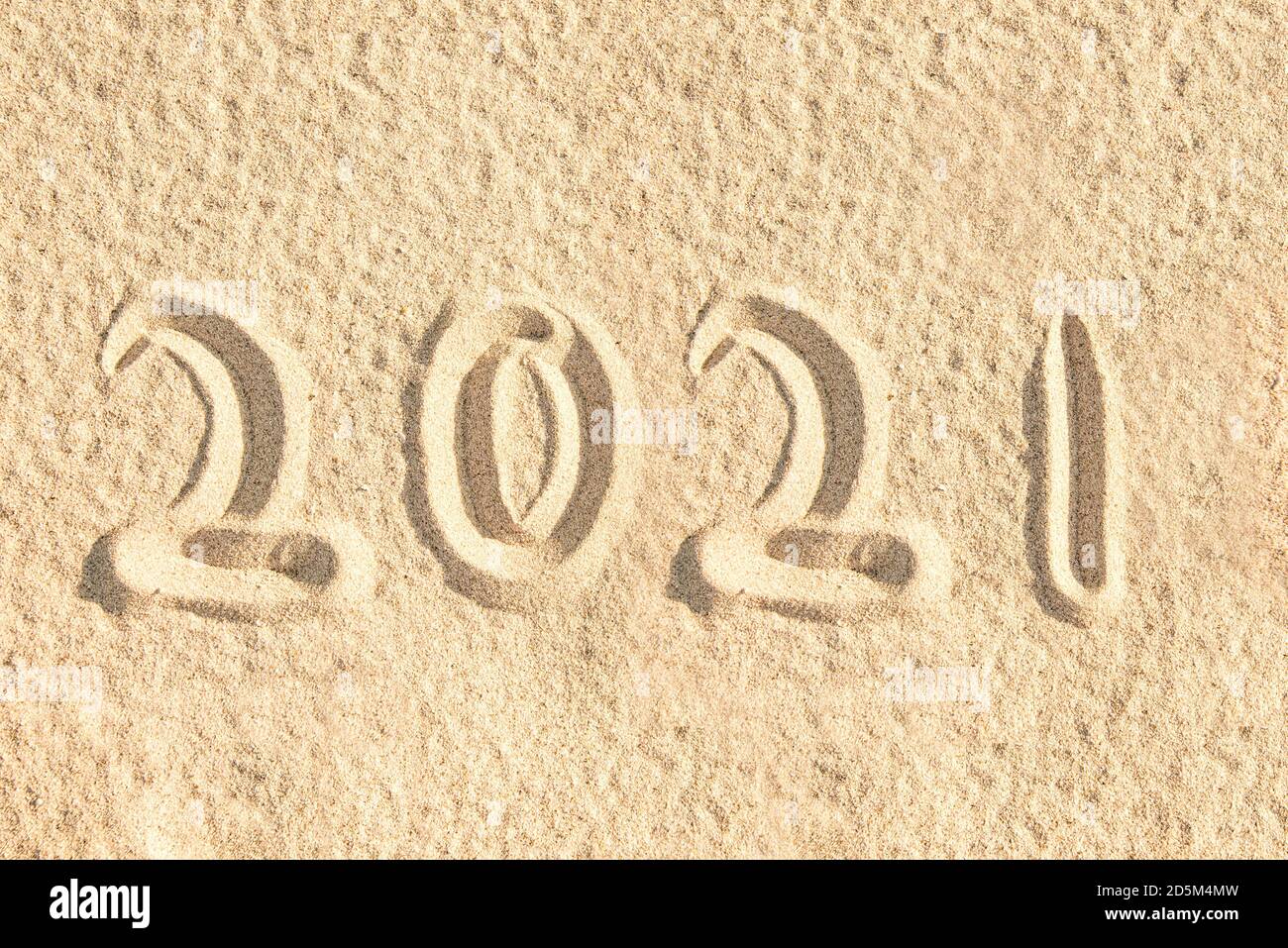 Jahr 2021 geschrieben im Sand eines Strandes, Neujahr Karte Stockfoto