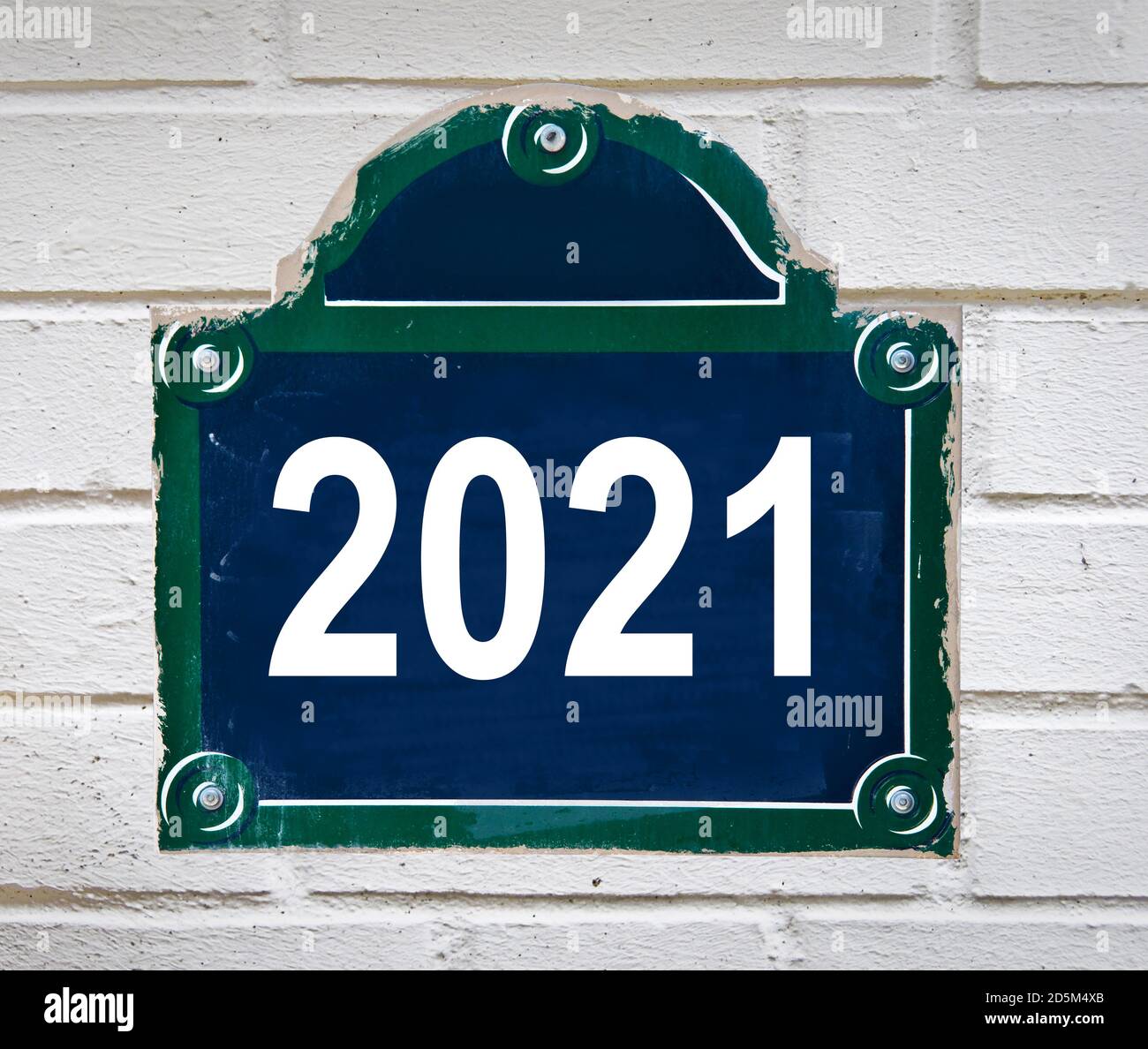 2021 geschrieben auf einer Pariser Straßenplatte auf weißem Backstein Wand Hintergrund, Neujahr Karte Stockfoto