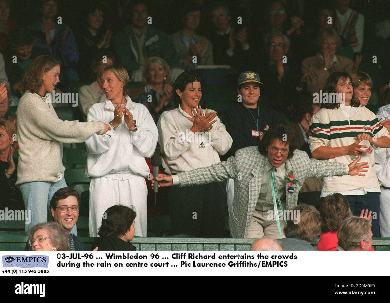 03-JUL-96 ... Wimbledon 96 ... Cliff Richard unterhält die Massen während des Regens auf dem Center Court Stockfoto