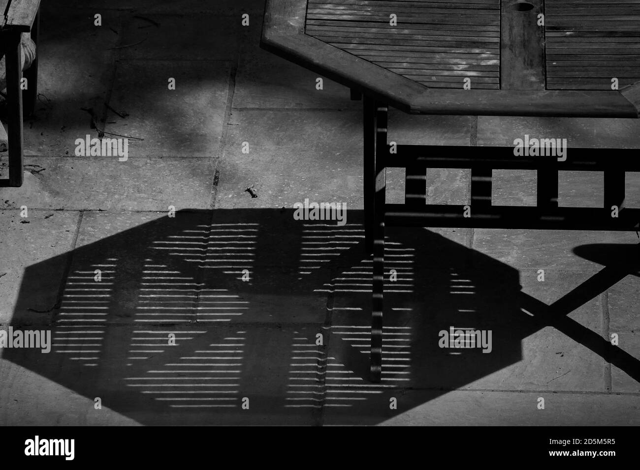 Gartentisch mit Schatten auf der Terrasse. Gartenhaus im Freien Stockfoto