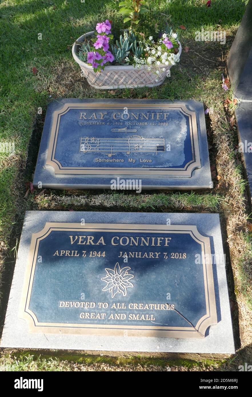 Los Angeles, Kalifornien, USA 13. Oktober 2020 EIN allgemeiner Blick auf die Atmosphäre des Grabes von Singer Ray Conniff im Pierce Brothers Westwood Village Memorial Park am 13. Oktober 2020 in Los Angeles, Kalifornien, USA. Foto von Barry King/Alamy Stockfoto Stockfoto