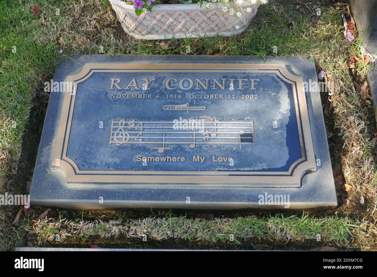 Los Angeles, Kalifornien, USA 13. Oktober 2020 EIN allgemeiner Blick auf die Atmosphäre des Grabes von Singer Ray Conniff im Pierce Brothers Westwood Village Memorial Park am 13. Oktober 2020 in Los Angeles, Kalifornien, USA. Foto von Barry King/Alamy Stockfoto Stockfoto