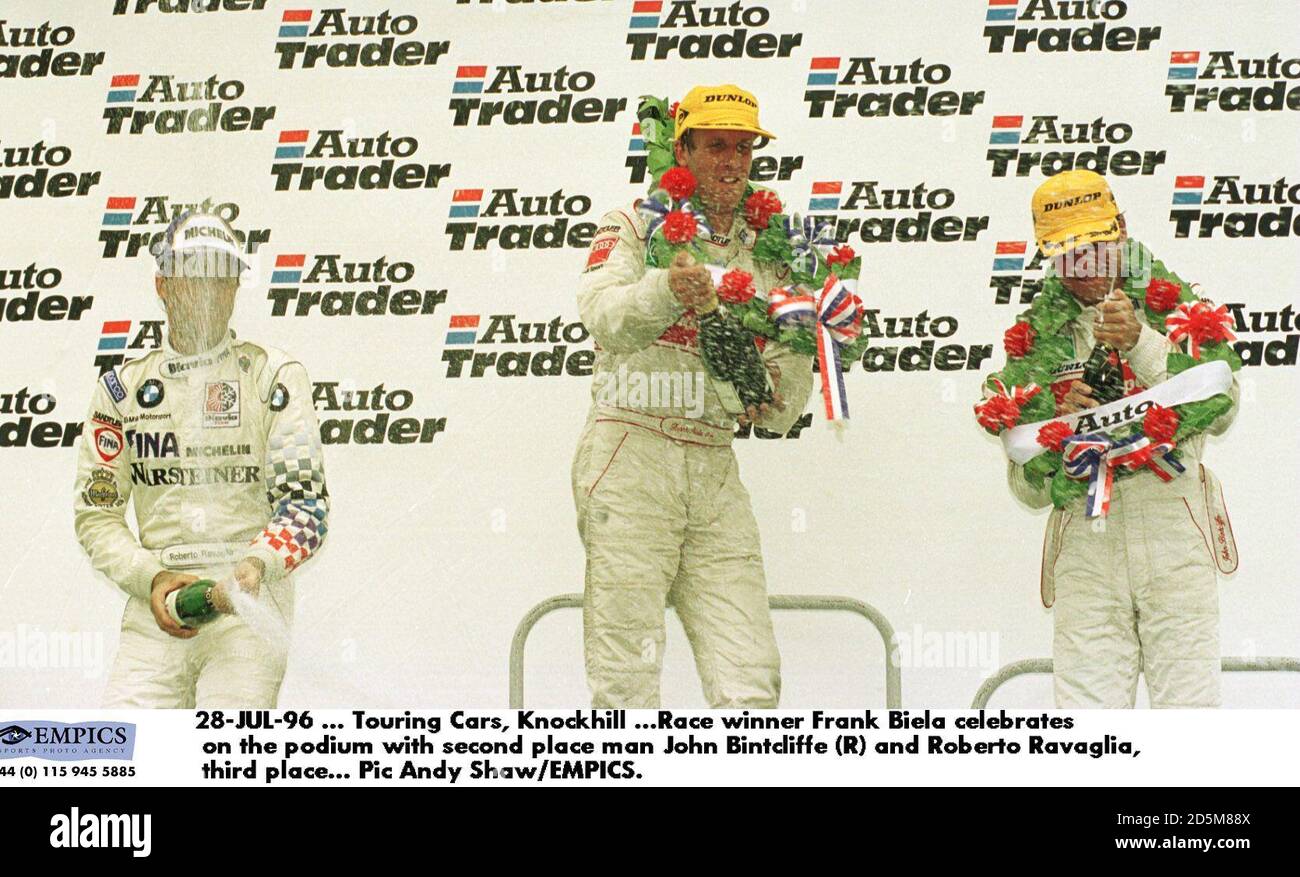 28-JUL-96 ... Touring Cars, Knockhill ...Rennsieger Frank Biela feiert auf dem Podium mit dem zweiten Platz John Bintcliffe (R) und Roberto Ravaglia, dem dritten Platz Stockfoto