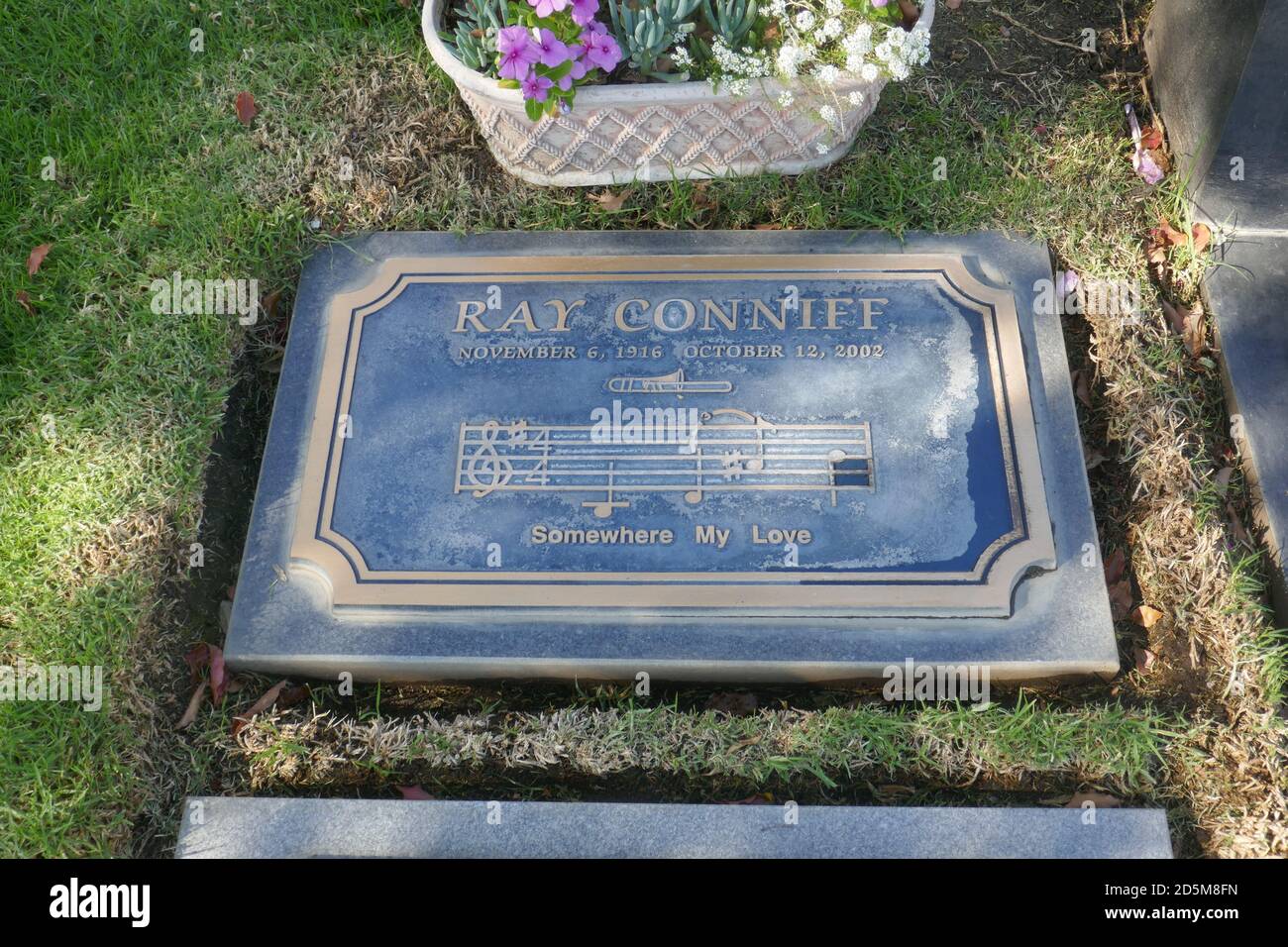 Los Angeles, Kalifornien, USA 13. Oktober 2020 EIN allgemeiner Blick auf die Atmosphäre des Grabes von Singer Ray Conniff im Pierce Brothers Westwood Village Memorial Park am 13. Oktober 2020 in Los Angeles, Kalifornien, USA. Foto von Barry King/Alamy Stockfoto Stockfoto