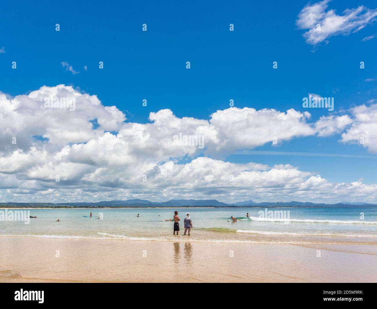 Byron Bay, New South Wales, Australien. Strand. Cape Byron, etwas außerhalb der Stadt, ist der östlichste Punkt des australischen Festlandes. Stockfoto