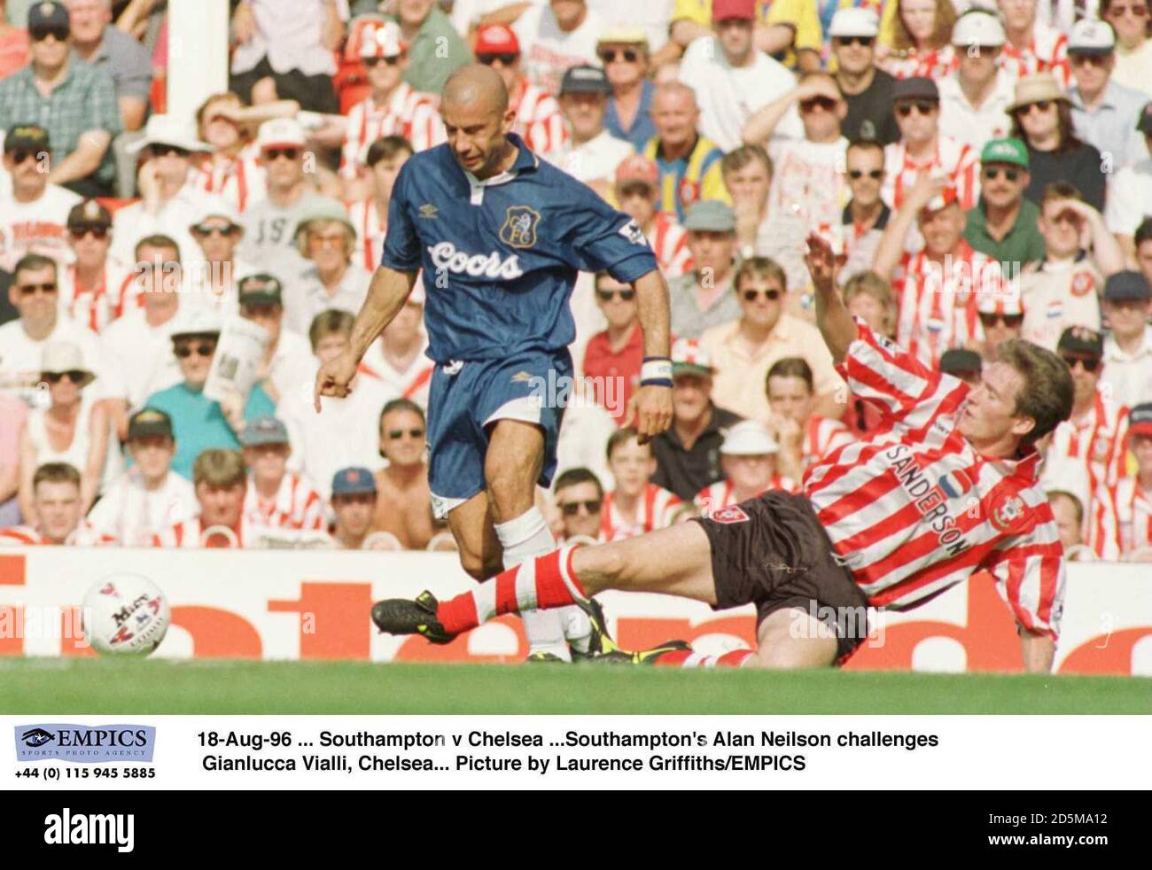 18-Aug-96 ... Southampton gegen Chelsea ...Southampton's Alan Neilson fordert Gianluca Vialli, Chelsea heraus. Bild von Laurence Griffiths/EMPICS Stockfoto