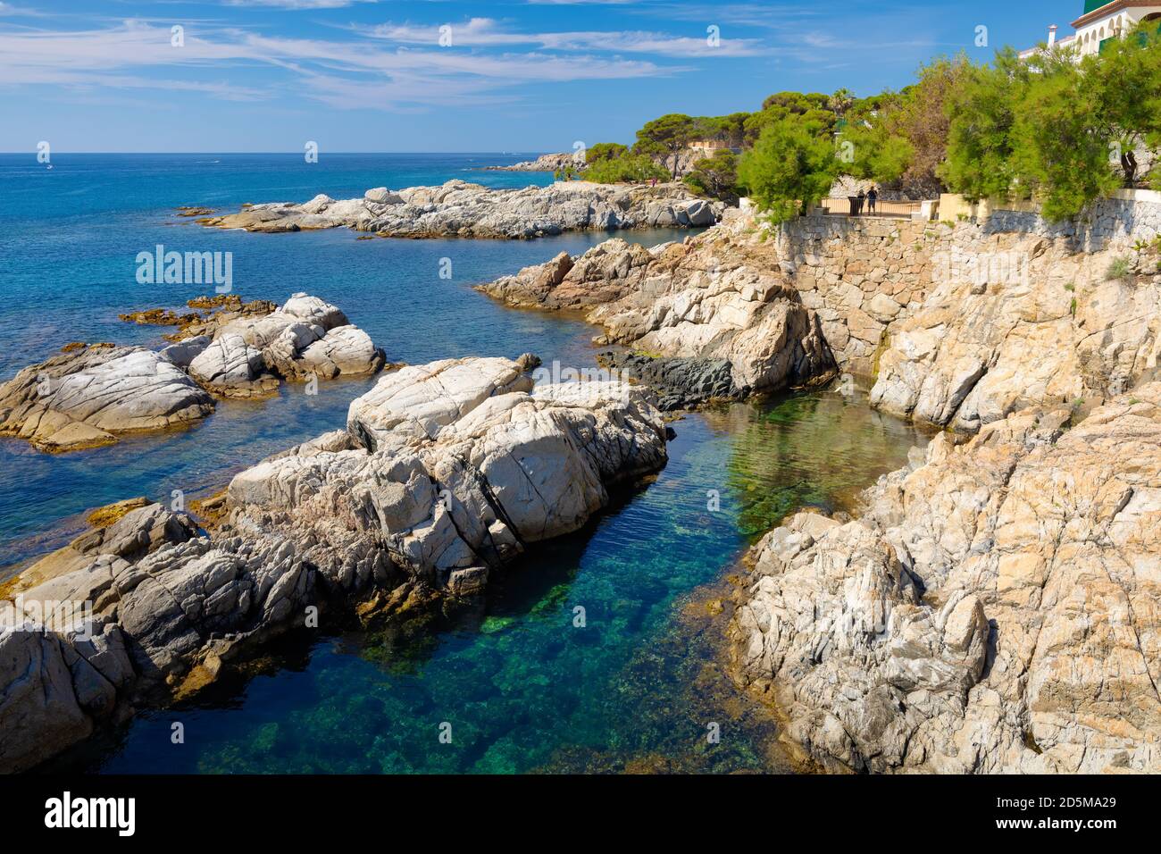 Blick auf die Küste, wo der schöne Küstenweg von Sa Conca nach Platja d'Aro verläuft. Sant Feliu de Guixols, Costa Brava, Katalonien, Spanien Stockfoto