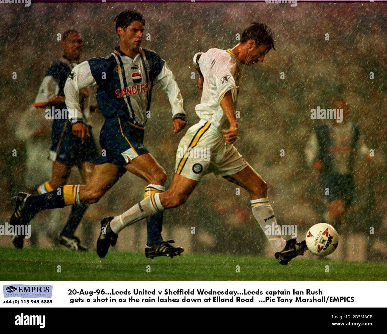 20-Aug-96. Leeds United gegen Sheffield Mittwoch. Leeds Kapitän Ian Rush bekommt einen Schuss in, als der Regen in der Elland Road hereinfällt Stockfoto