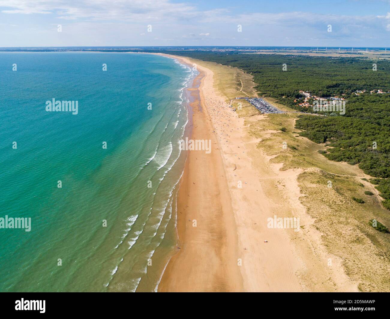 La Tranche-sur-Mer (Mittelwest-Frankreich): Luftaufnahme des Strandes „Plage de la Terriere“, der Düne und des Waldes Stockfoto