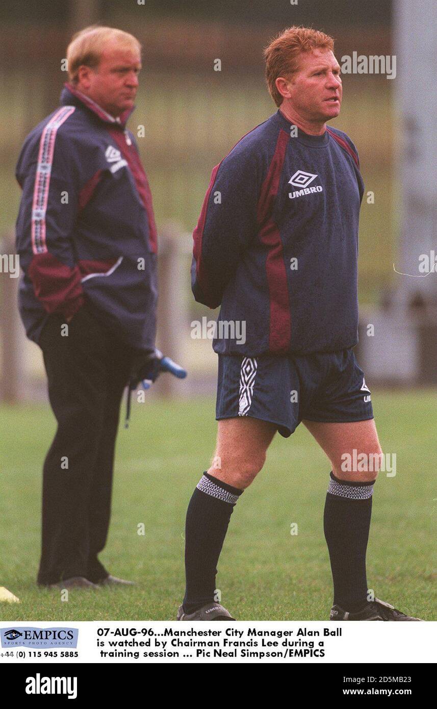 Manchester City Manager Alan Ball wird von Chairman Francis beobachtet Lee während einer Trainingseinheit Stockfoto