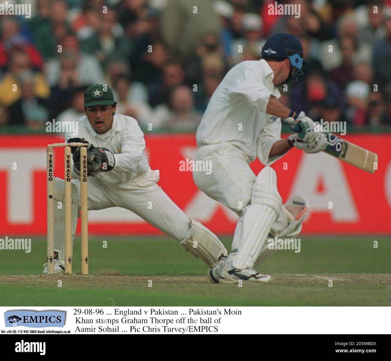 29-AUG-96 ... One Day International, England / Pakistan .... Pakistans Moin Khan stößt Graham Thorpe vom Ball von Aamir Sohail ab Stockfoto