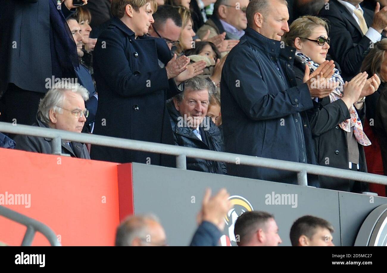 England Manager Roy Hodgson (Mitte) und Everton Chairman Bill Kenwright (links) in den Tribünen. Stockfoto