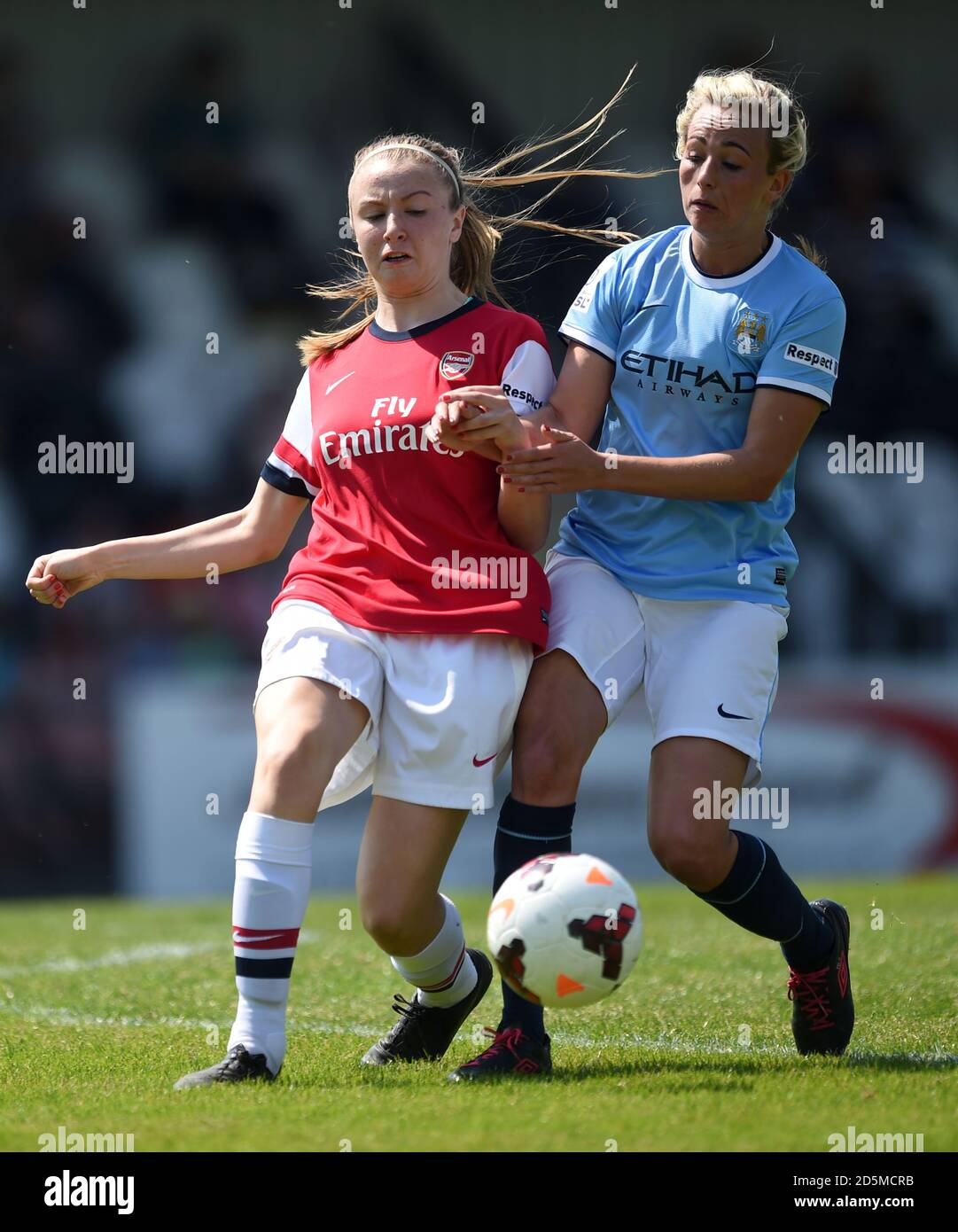 Arsenal's Leah Williamson (links) und Manchester City's Toni Dugan (rechts) Kampf um den Ball Stockfoto