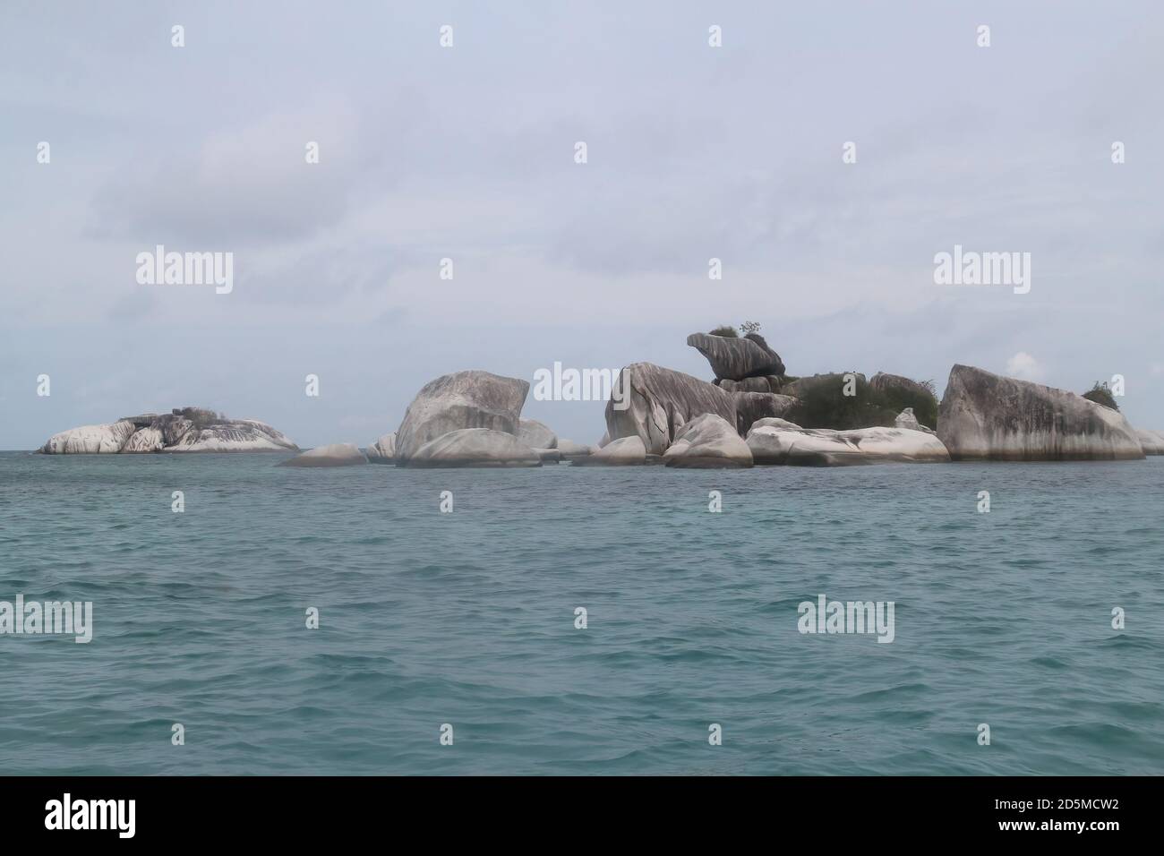 Gruppe von Felsformationen in der Nähe der West Belitung Küste Stockfoto