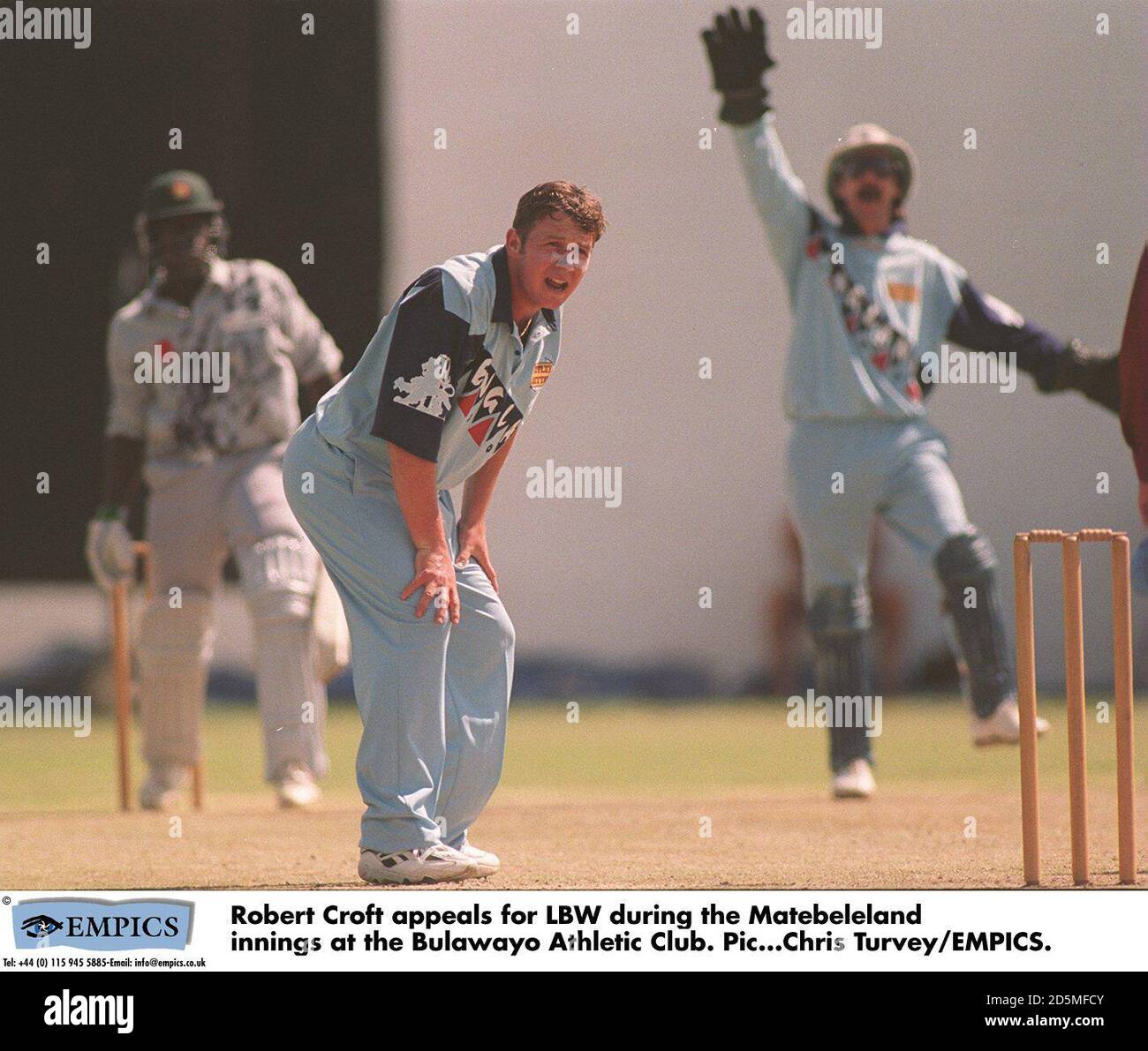 Robert Croft appelliert an LBW während der Matebeleland Innings im Bulawayo Athletic Club. Stockfoto