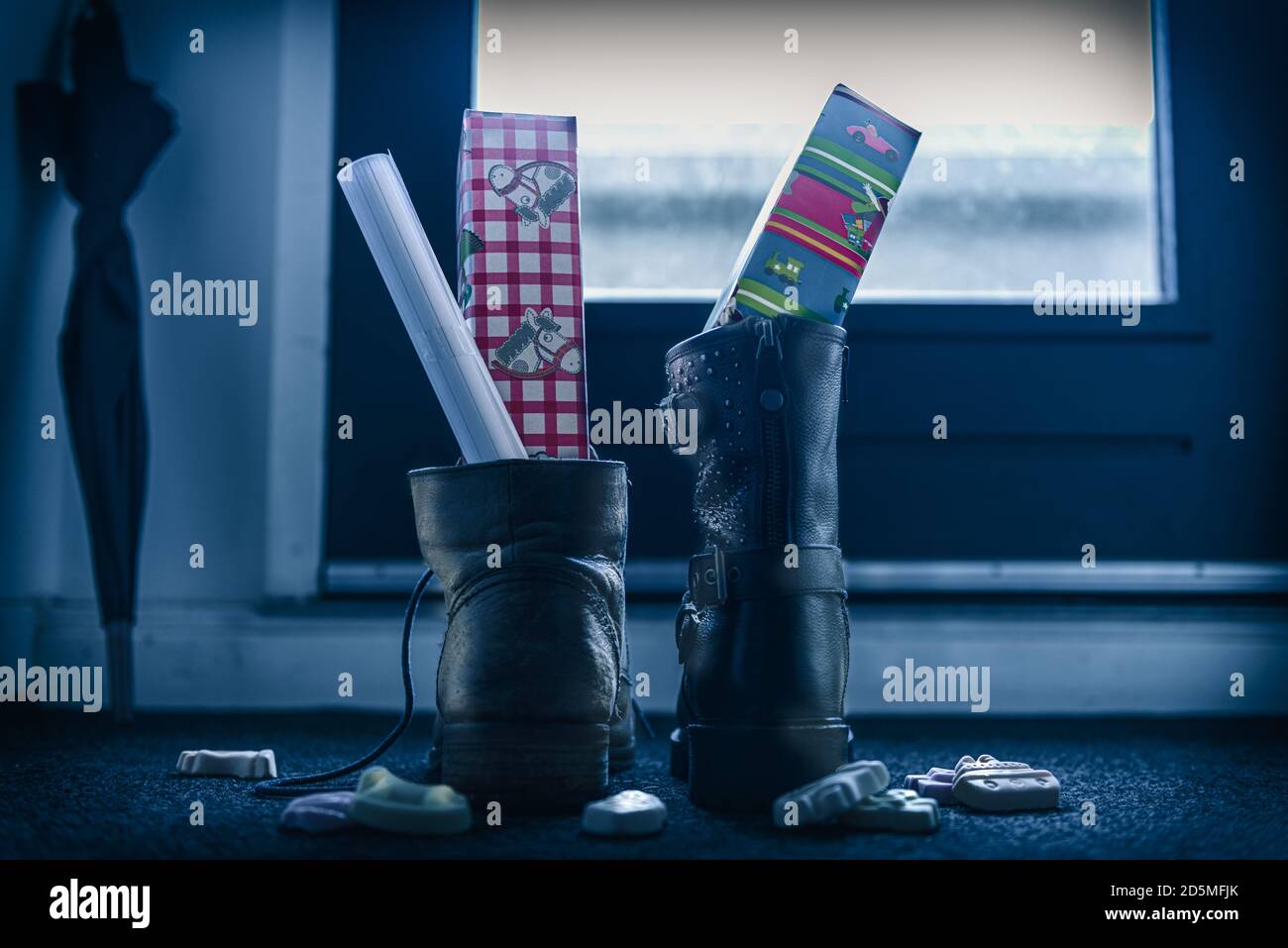 Sinterklaas, Kinder können ihren Schuh anziehen, früh am Morgen, typisch holländische Party-Tradition, erhalten Geschenke, Süßigkeiten und ein Gedicht in Ihrem Schuh, (Put t Stockfoto