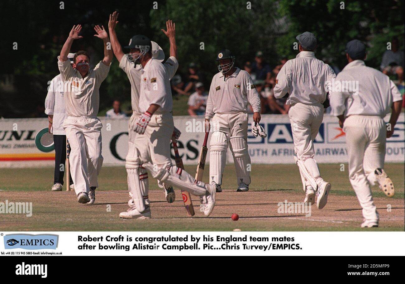 Robert Croft wird von seinen englischen Teamkollegen nach dem Bowling Alistair Campbell gratuliert. Stockfoto