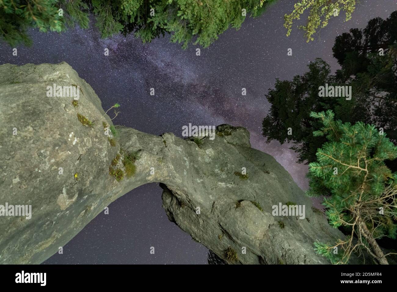 Nachtansicht des Felsbogens unter der Milchstraße Stockfoto