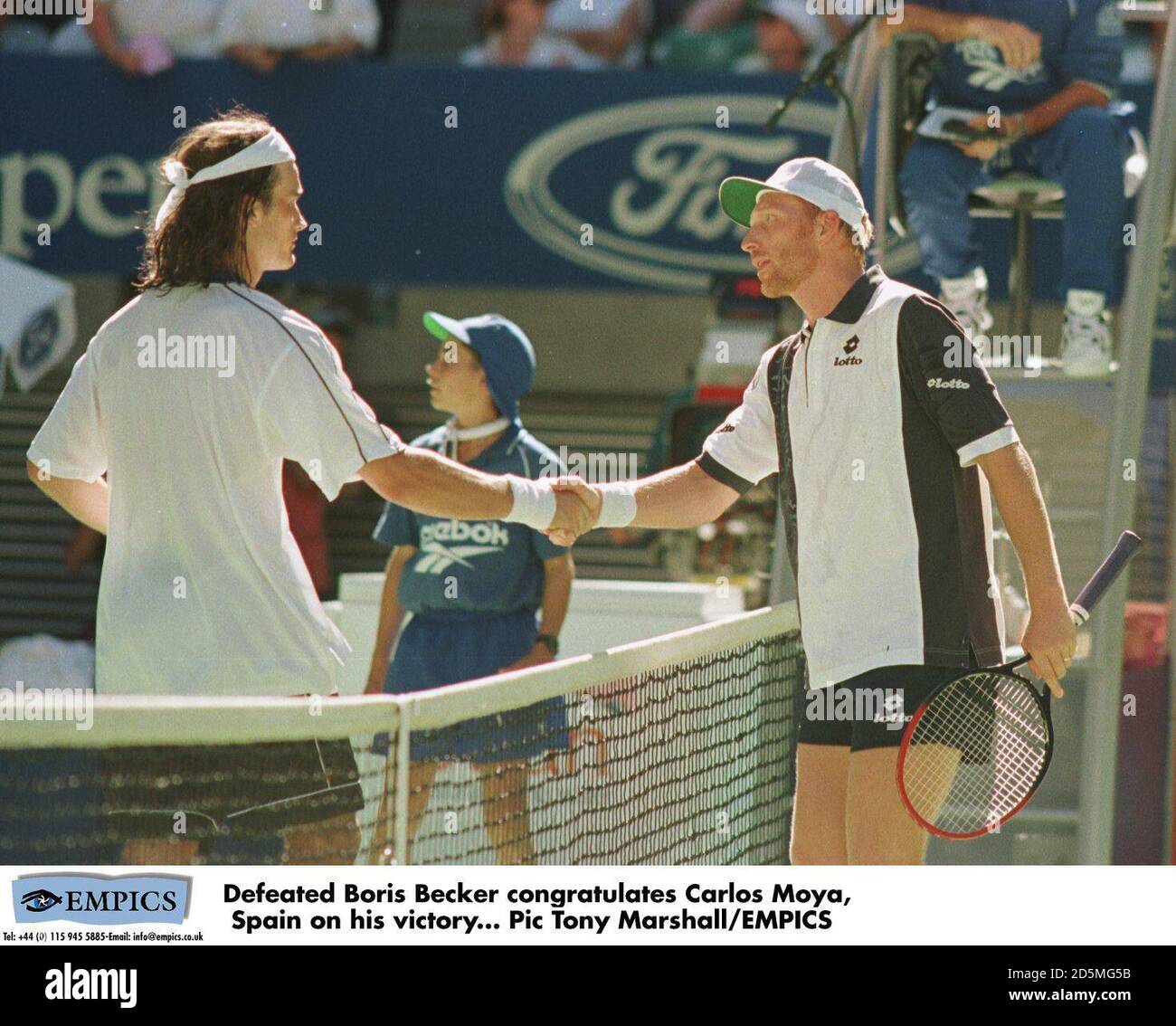 Besiegte Boris Becker, Deutschland gratuliert Carlos Moya, Spanien zu seinem Sieg Stockfoto