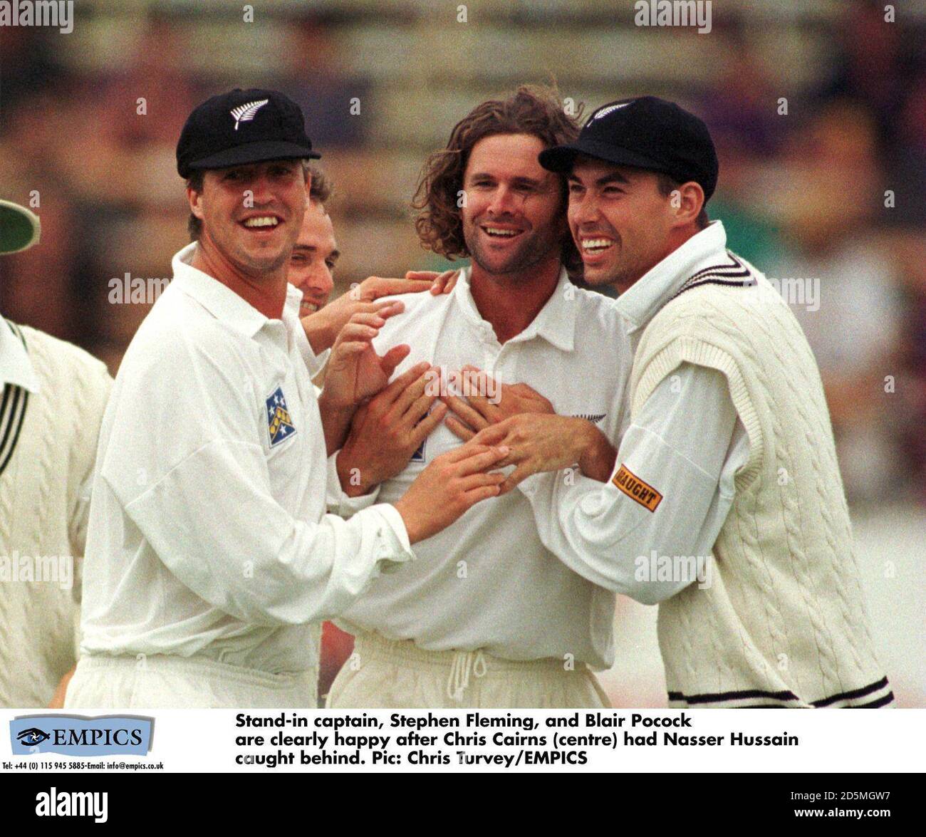 Der Kapitän des Stands, Stephen Fleming, und Blair Pocock sind eindeutig glücklich, nachdem Chris Cairns (Mitte) Nasser Hussain hinter sich gelassen hatte. Stockfoto