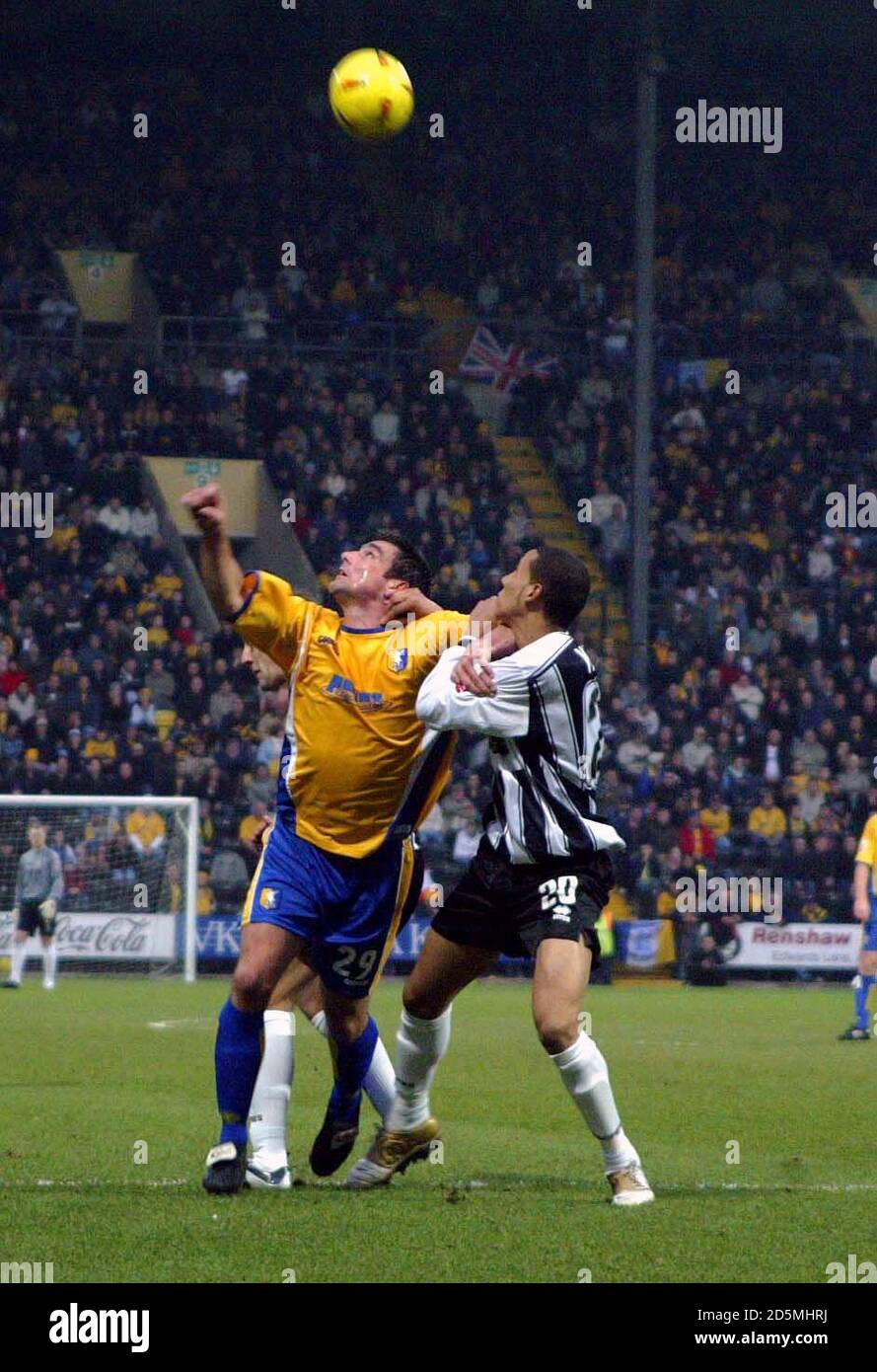 Kelvin Wilson von Notts County und Richard Barker von Mansfield Town Stockfoto