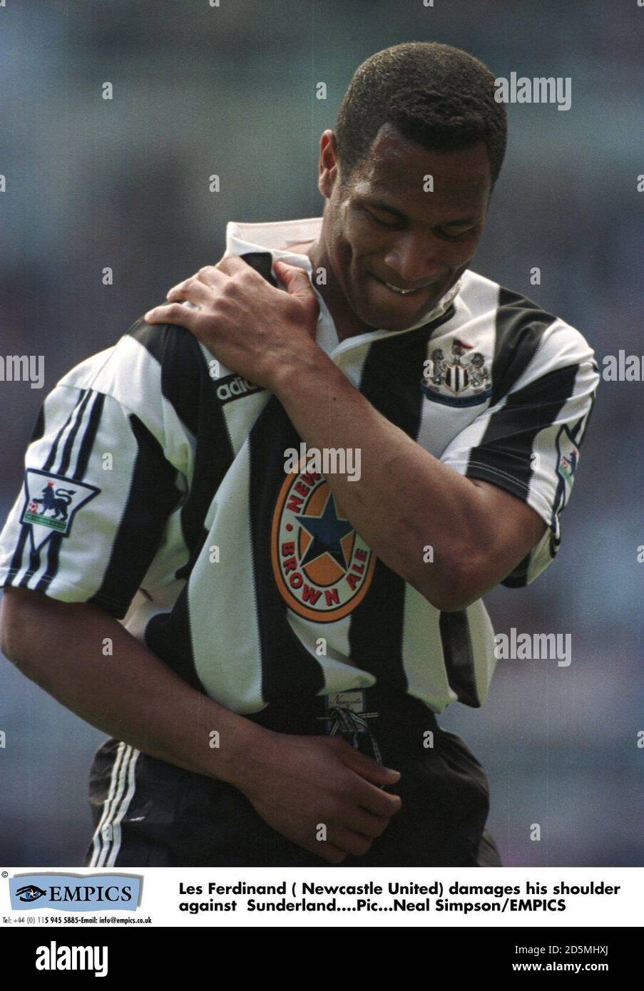 Les Ferdinand ( Newcastle United) schädigt seine Schulter gegen Sunderland Stockfoto