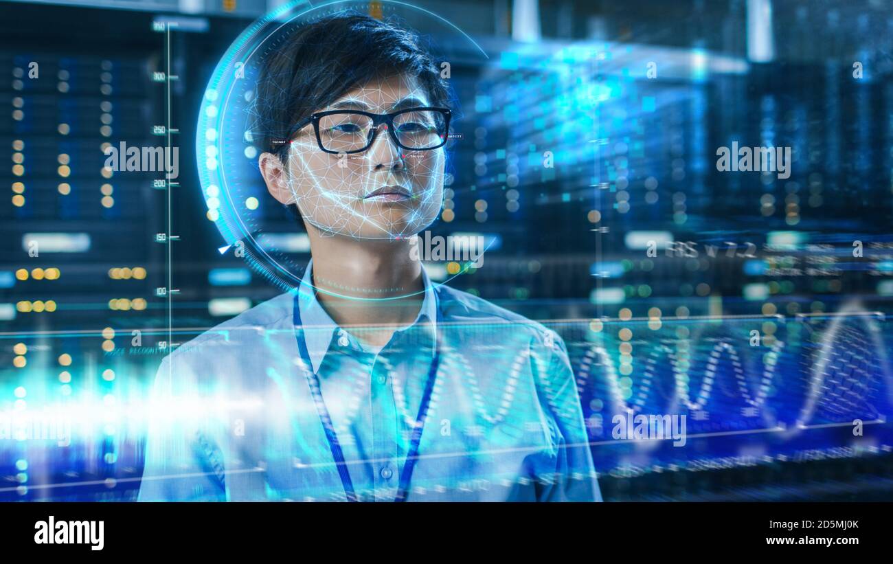 Junger asiatischer IT-Ingenieur, identifiziert durch biometrische Gesichtserkennung Scanverfahren im Rechenzentrum Serverraum. Futuristisches Konzept: Projektor Stockfoto