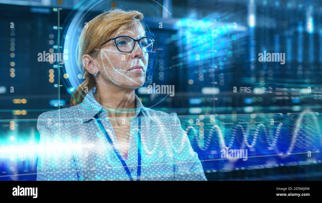 Weibliche IT-Ingenieurin durch biometrische Gesichtserkennung Scan-Prozess im Rechenzentrum Serverraum identifiziert. Futuristisches Konzept: Projektor Identifiziert Stockfoto