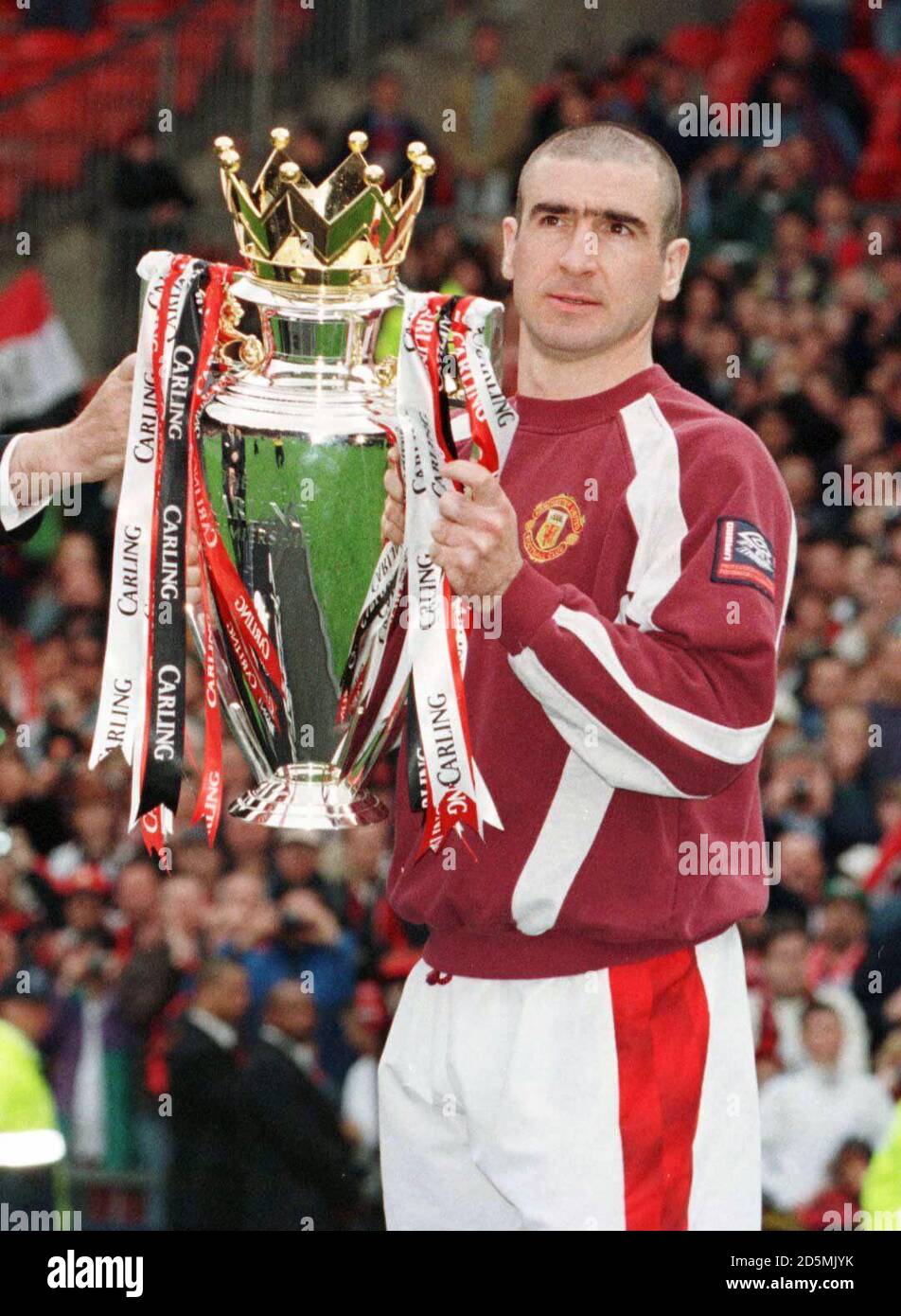 Eric Cantona, Manchester United Skipper feiern den Sieg der FA Carling Premiership Champions 1996/97 Saison mit der Trophäe Stockfoto