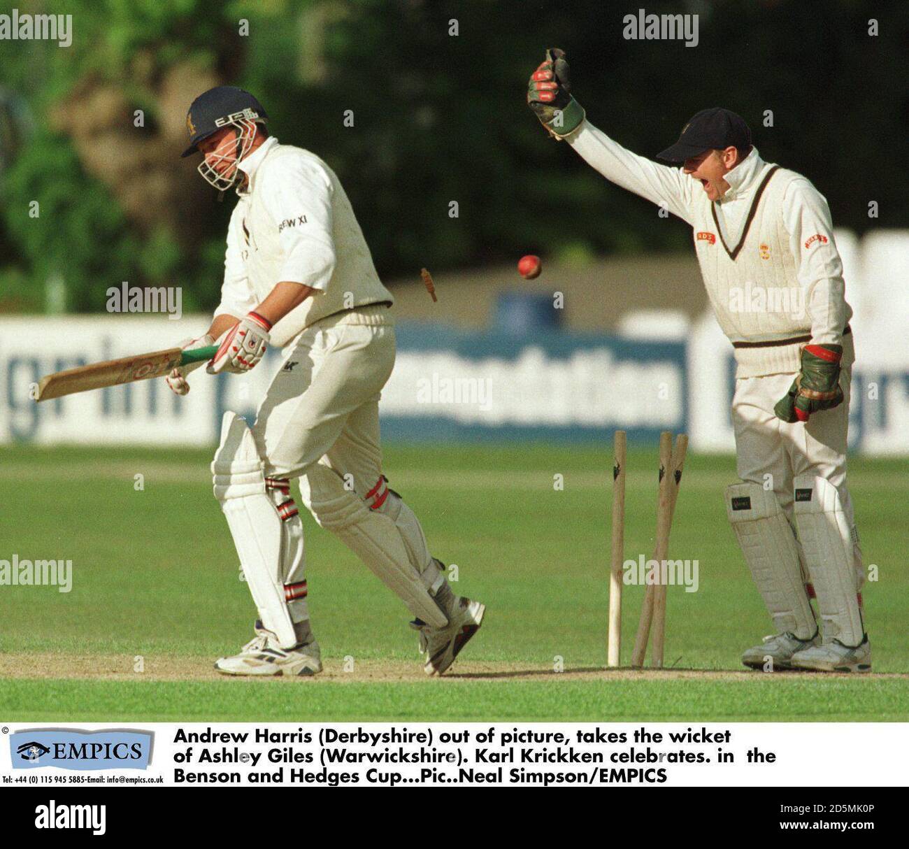 Andrew Harris (Derbyshire) aus dem Bild, nimmt das Wicket von Ashley Giles (Warwickshire). Karl Krickken feiert. Im Benson und Hedges Cup Stockfoto
