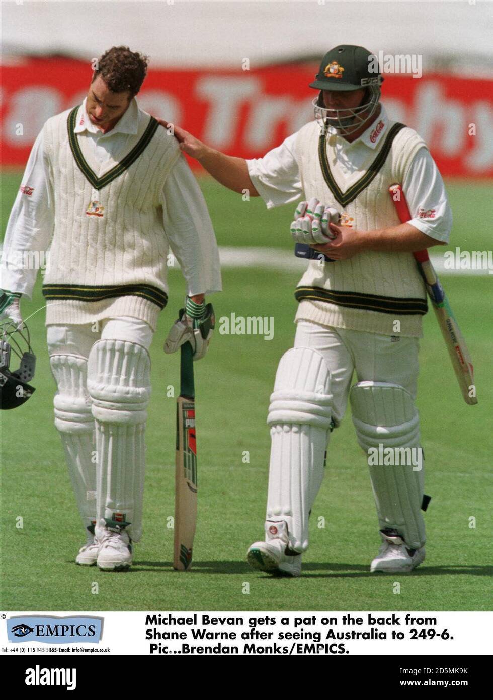 Michael Bevan wird von Shane Warne auf den Rücken klopfen, nachdem er Australien bis 249 gesehen hat. Stockfoto