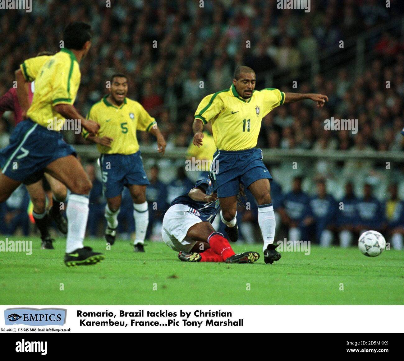 Romario, Brasilien tackles von Christian Karembeu, Frankreich Stockfoto