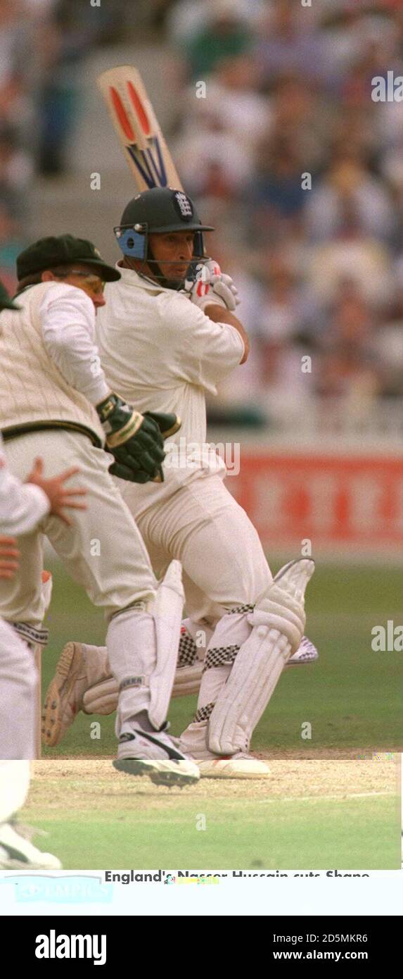 Englands Nasser Hussain schneidet Shane Warne für vier Läufe, um seine 200 zu holen. Stockfoto