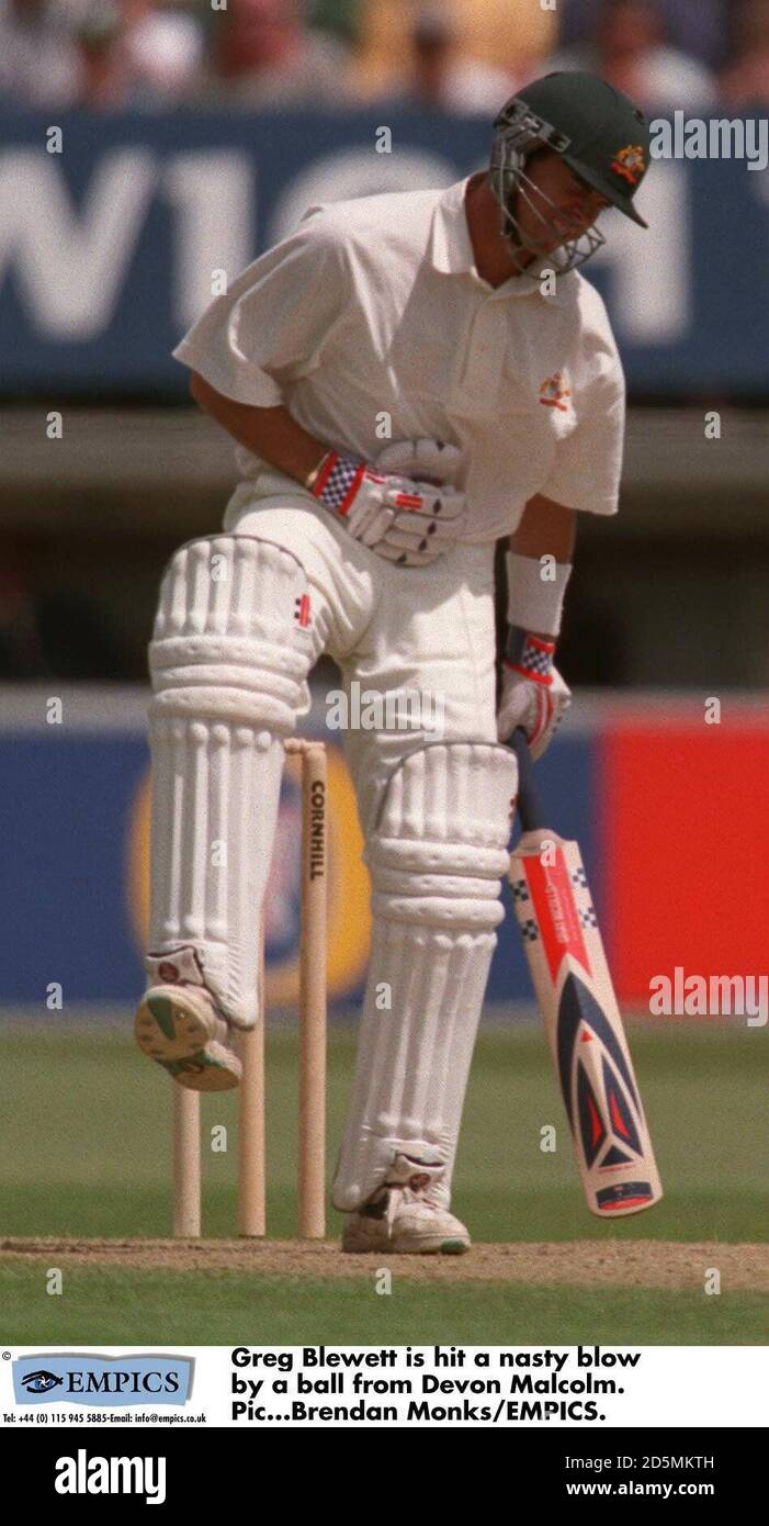 Greg Blewett wird von einem Ball von Devon Malcolm einen fiesen Schlag getroffen. Stockfoto